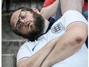 잉글랜드 수면제 축구, 농담이 아니었다… '오늘의 사진 한장'으로 케인 아닌 곯아떨어진 관중 등장