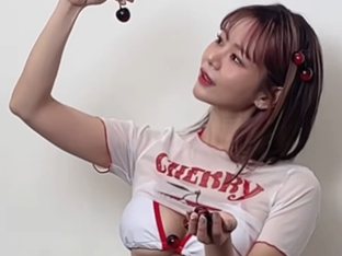 맹승지, 언더붑 비키니 입고 가슴골에 체리를 끼웠네…