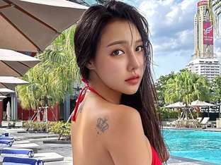 인플루언서 겸 모델 조인영, 붉은색 비키니에 남국의 뜨거움을 전해요~