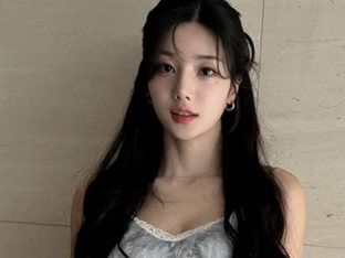 권은비, 과감한 오프숄더에서 응원복까지‘대학 축제 여신’의 맞춤형 패션