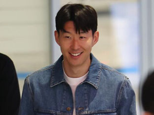 손흥민, 웃으며 귀국…6월 2일 대표팀 합류