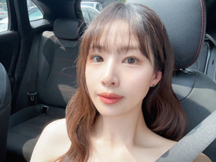 신수지, 오프숄더에 더 돋보이는 볼륨감…위에서 촬영하니 아찔한 구도