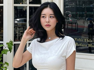 심지영, 볼륨감 돋보이는 셔링 티셔츠와 초미니 스커트의 조합