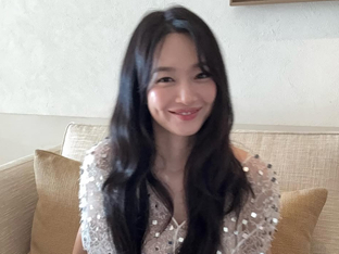 신민아, 앞트임 드레스 사이로 보이는 쭉 뻗은 각선미…미소는 사랑스러워