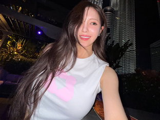 '새 신부' 효민, 인형이라고 해도 믿겠어…해외에서 즐긴 럭셔리 생파 포착