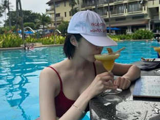 서은수, 수영복 입고 이북 읽는 배우… 휴양美 폭주 중