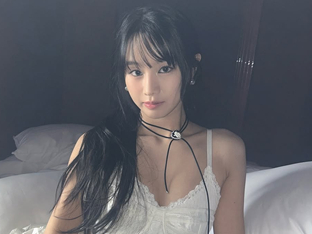 키오프 나띠, 깊게 파인 넥라인에 핫한 몸매 자랑하며 