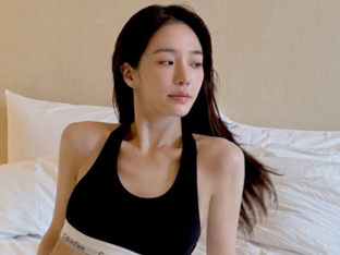 박규영, 침대 위 속옷 화보 공개 ‘슬림 탄탄 복근까지’