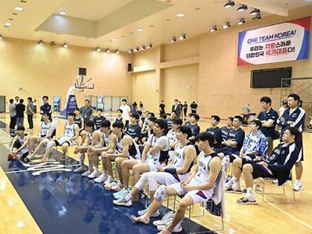 남자농구 대표팀+U대표팀, 연습 경기 종료 후 의자 가지고 모인 이유는?