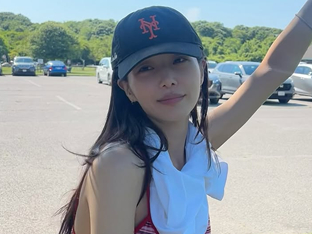 박규영, 많이 더웠나 봐…주차장 앞에서 흰 티 벗자 드러난 과감한 비키니
