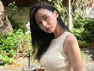 권나라, 가벼운 옷차림에 더 돋보이는 볼륨감…청순 글래머 정석