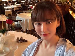 구잘, 단추 살짝 푼 톱에 담긴 아찔 볼륨감…누구랑 여행하길래 눈에서 꿀이