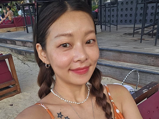 송해나, 모델 바이브는 달라…해변에서 비키니 셋업 입고 