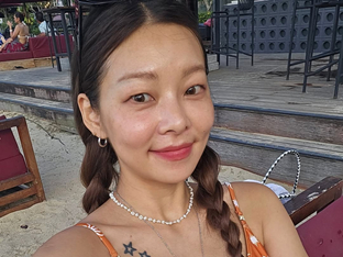 송해나, 모델 바이브는 달라…해변에서 비키니 셋업 입고 