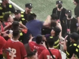 가족 욕설+무차별 비난→이젠 물병 투척까지...최악의 중국 팬들, 서정원 감독 머리만 터진다! 