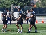 벌써 '손흥민 껌딱지' 옌스?... 워밍업 내내 SON 옆 지켰다