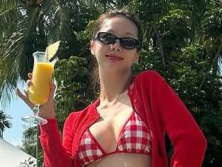 솔지, 이 정도로 글래머인 줄 몰랐네…비키니 수영복에 꽉 찬 볼륨감