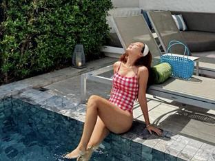 '원빈 조카' 김희정, 수영복 터질 것 같은 볼륨감… 극세사 각선미에 