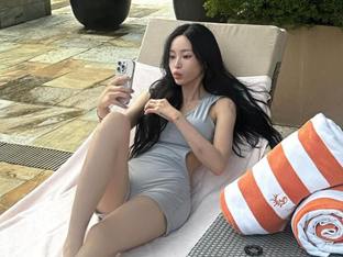 헤이즈, 등 시원하게 드러낸 수영복 사진 공개 팬들 열광