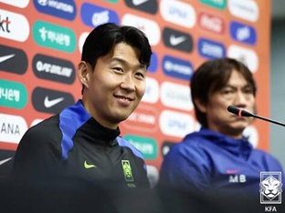 손흥민에게 기록 넘겨주는 홍명보 감독 “새로운 사람이 나타나기 마련, 진심으로 축하한다”