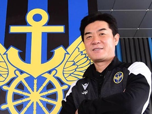 이젠 축구화보다 넥타이, 천재보다 '명장'...K리그 뒤흔든 '유일무이 감독' 윤정환,