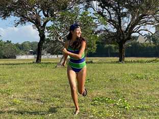 “추억 여행”…허가윤, 맑은 미소로 완성한 초록빛 질주