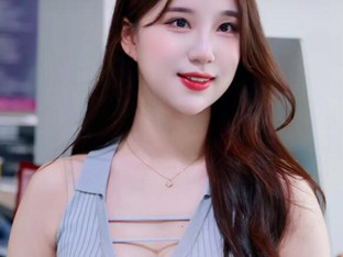 김현영, 원피스 속 '꽉 낀' 가슴골 노출…