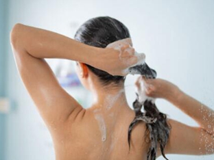 ‘불륜 의심’ 샤워하는 아내 감전사 시킨 남편, 결국…