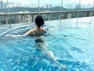 여자친구 유주, 비키니 위 셔츠만 툭…아찔한 근황에 시선 쏠려