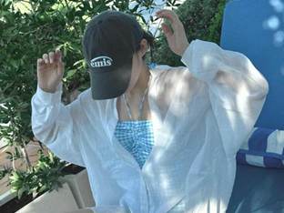 “수영장에 앉아 멍하니”…수현, 늦가을 햇살 아래→청량한 휴식