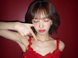 레드벨벳 웬디, 레드 드레스로 시선 확! “빨간 맛 그 자체”