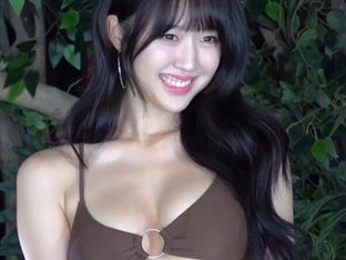 '17세 미스춘향→맥심 모델' 한이슬, 파격 노출에도 청순 미소