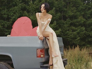 '청룡 박정민 효과' 화사, 엔믹스·올데프 꺾었다