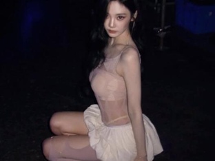 “핏이 미쳤다” 닝닝, 시스루 의상 공개하자마자 화제