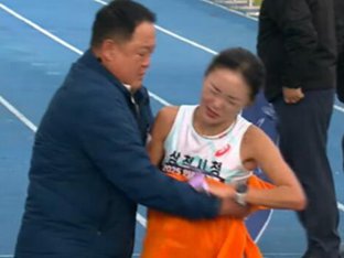 감독이 타월로 감싸자 뿌리친 女선수…감독과 다른 이수민 입장