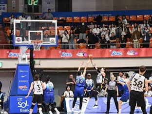 '0.7초가 이렇게 길다니' KB 논란의 버저비터→신한은 왜 아무도 항의하지 않았나