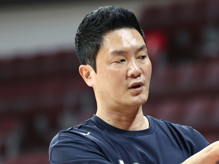 '3개월만에 설욕' 전희철 농구 대표팀 감독 