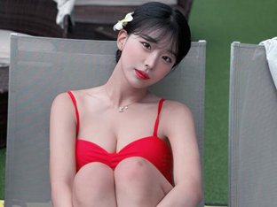 '아찔한 레드 컬러' 수영복 자태 뽐낸 베이글 치어리더