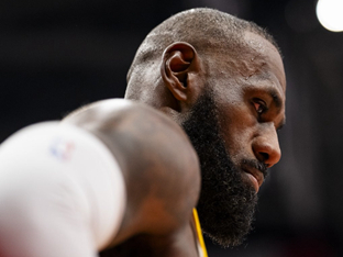 ‘18년 만의 8득점’ 위기의 ‘킹 제임스’ 일시적 부진 VS 기량 급하락