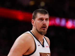 ‘최악의 상황’ 쓰러진 요키치, 최소 한 달 OUT ‘왼쪽 무릎 과신전’