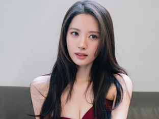 김지연, 이렇게 글래머러스했나…빨간실 손에 감고 아찔+강렬 자태