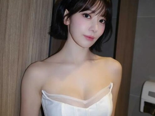 사쿠라, 실크 드레스 입고 우아美 폭발…은근한 볼륨감까지