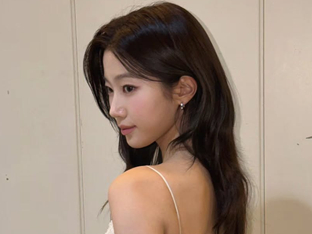 르세라핌 카즈하, 반전 뒤태 드레스에 깜짝…청순 섹시의 표본