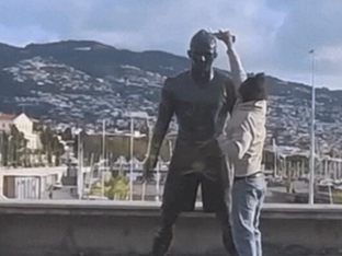 포르투갈 호날두 동상 불질러…'신의 경고' 이해불가 메시지