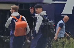[직캠] '결전의 땅' 빌바오에 도착한 손흥민과 토트넘 선수단 (매디슨 베리발 포착, 출전 가능?)