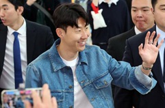 우승 후 위풍당당…'손'님 맞이로 꽉 찬 공항