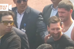 '메시 어디가!' 인도 관중들 경기장 부수고 난동 [현장영상] / 채널A