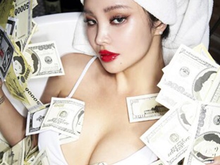 '모두 부자 되세요!' 섹시만점의 모델 '바나나', 크레이지 자이언트의 2023년 신년호 커버 장식해