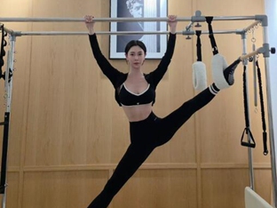 ‘돌싱’ 클라라, 쩍벌 공중부양 포즈?...“사람 몸매 맞나” 감탄만