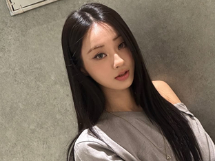 경리, 한쪽 어깨 드러낸 쇼파 위 고양이…